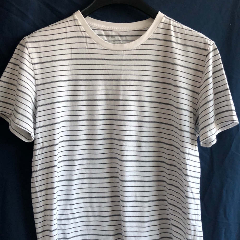 Euc Gap | Basic T - image 2